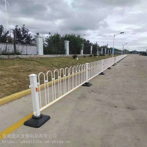 市政设施管理中的公路交通防撞护栏与景观隔离栏杆应用与维护